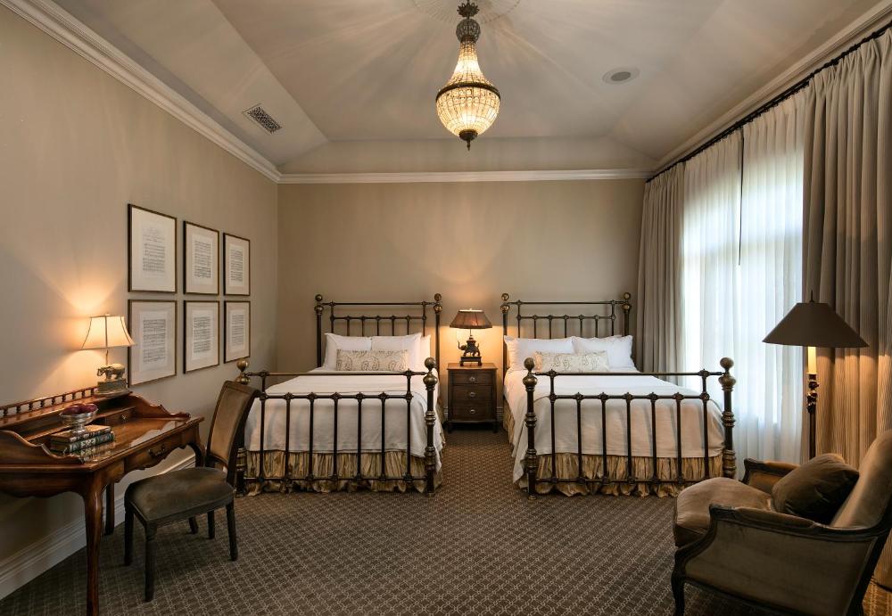 Classic Double Queen Room interior